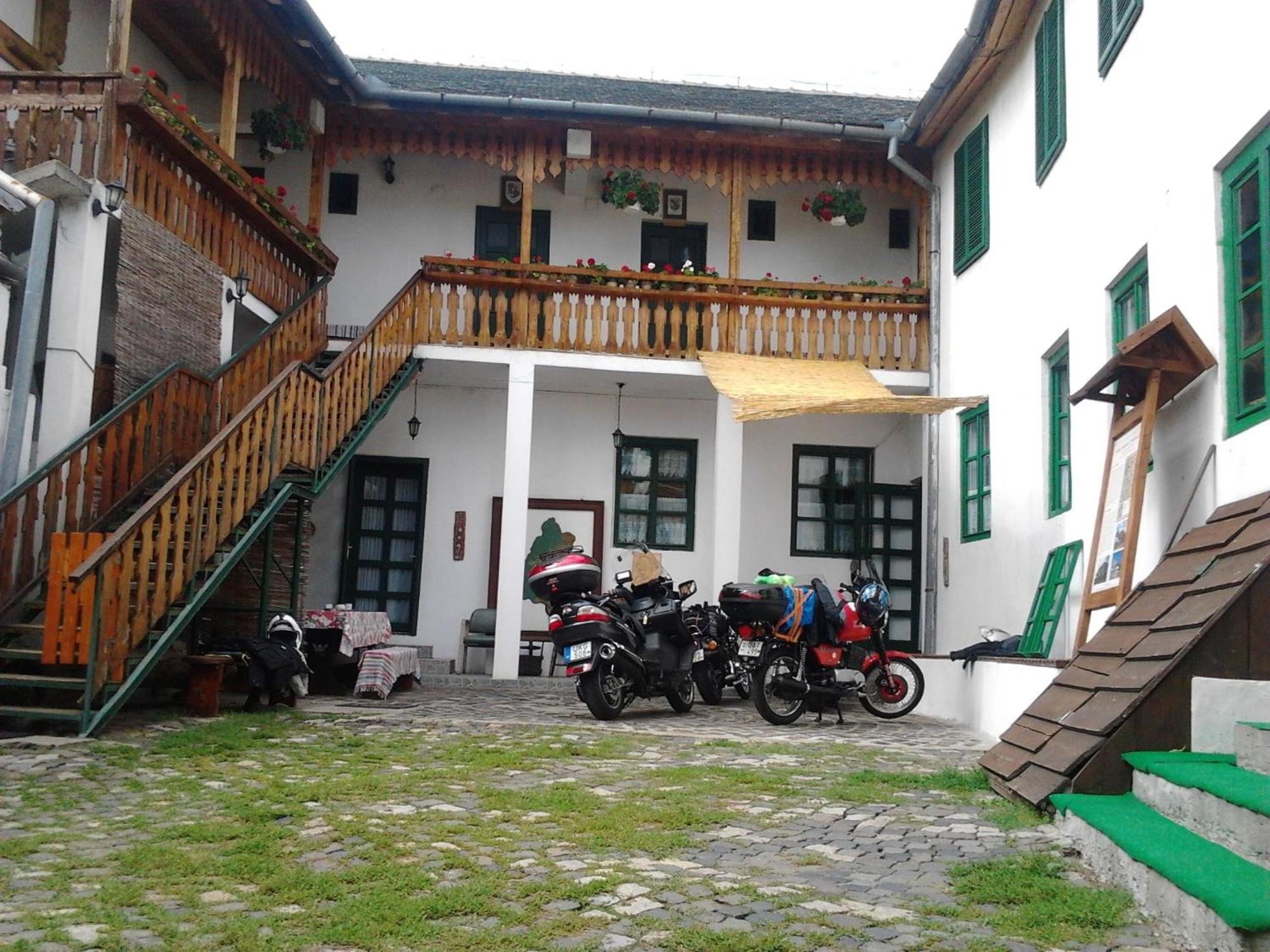 Hotel Góbé Csárda Gran Varadino Esterno foto